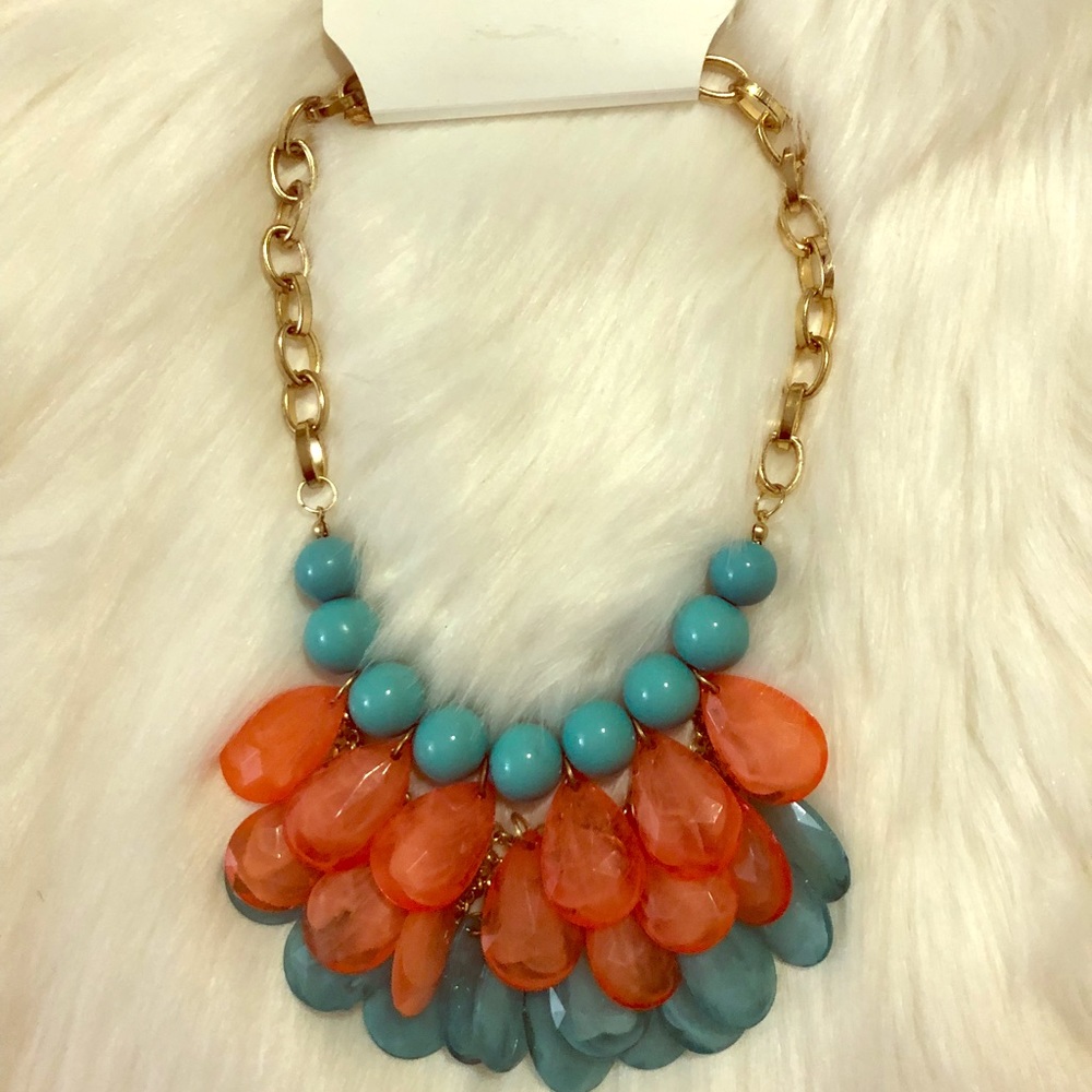 Color fashion necklace